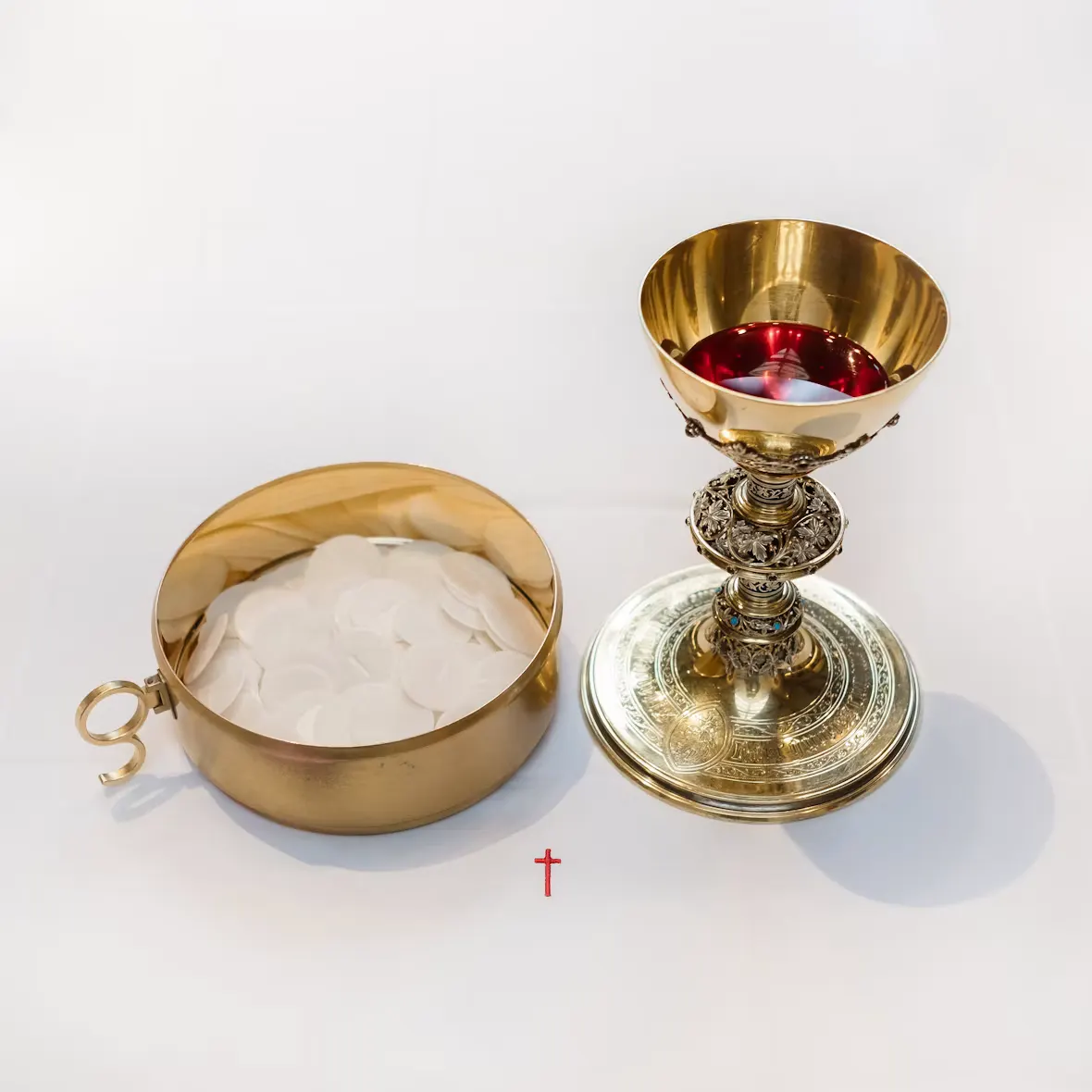 Ziborium mit Hostien und Kelch mit Wein